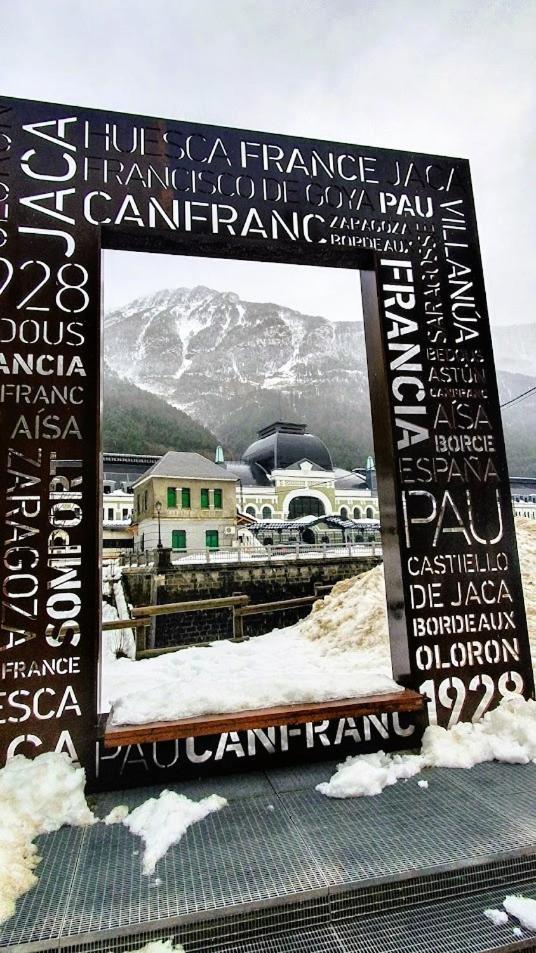 Apartamento familiar Canfranc Estación Apartamento Exterior foto