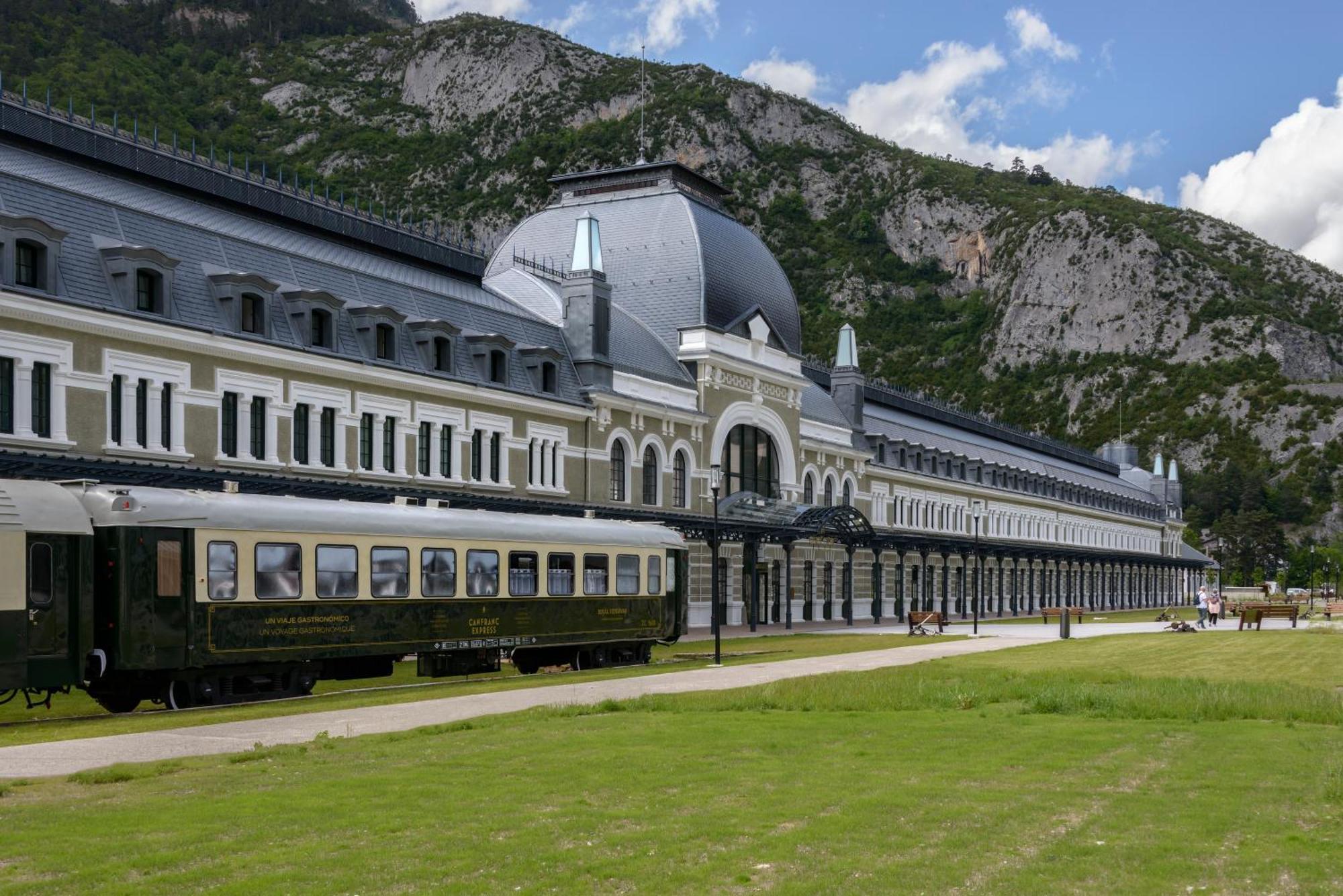 Apartamento familiar Canfranc Estación Apartamento Exterior foto